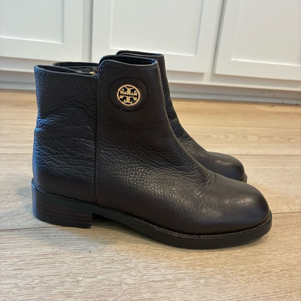 Tory Burch Junction Ankle Booties Boots Pebble Leather Brown Logo Size 6.5